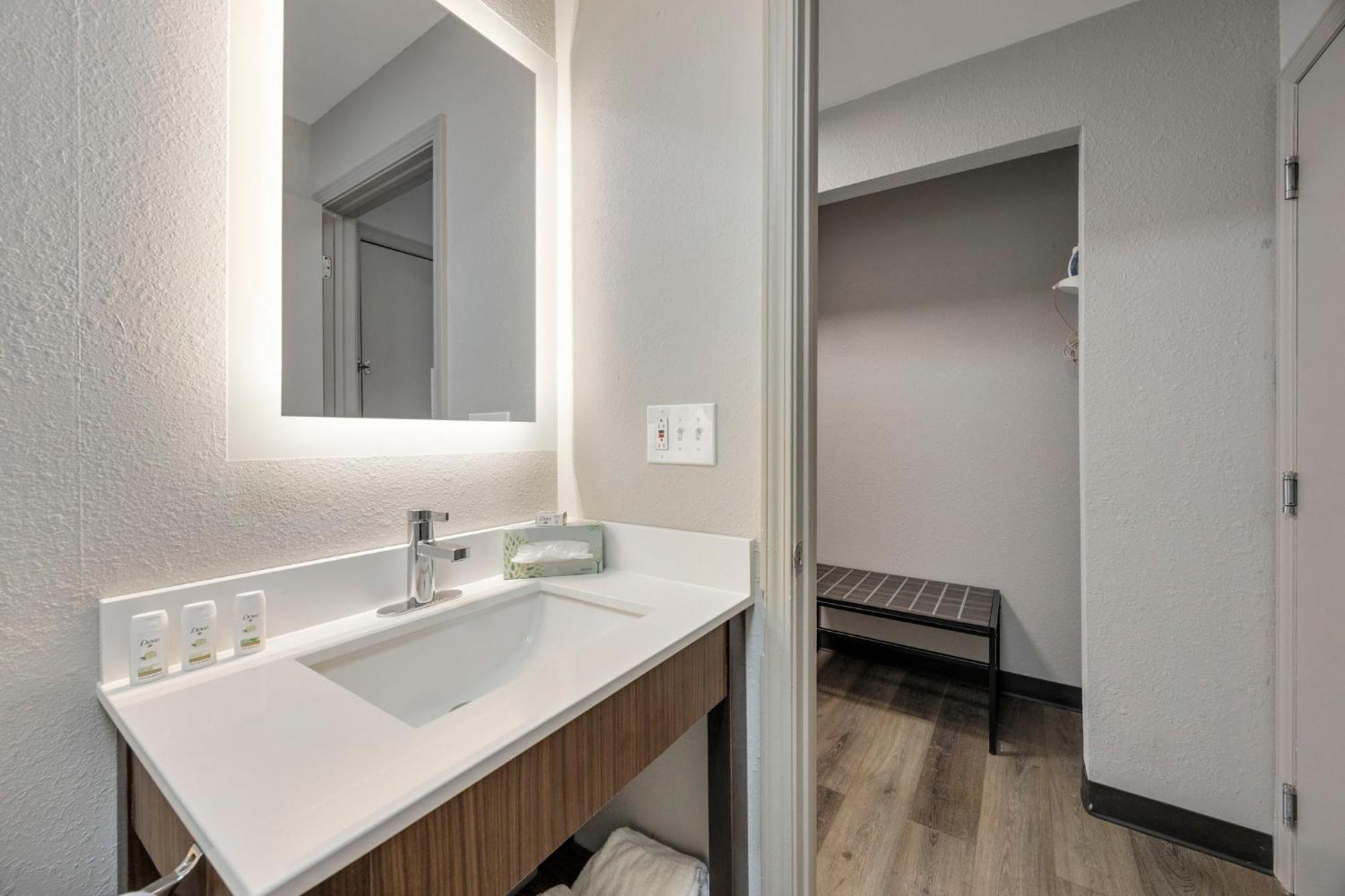 Homestay Suites 2*